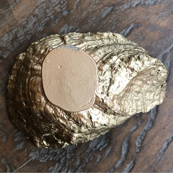 Oyster shell with 🐝 (bees) painted on the inside finished in gold - Picture 4 of 10